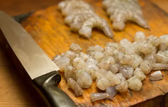 Cách làm cơm tôm đậu Hà Lan đơn giản 2