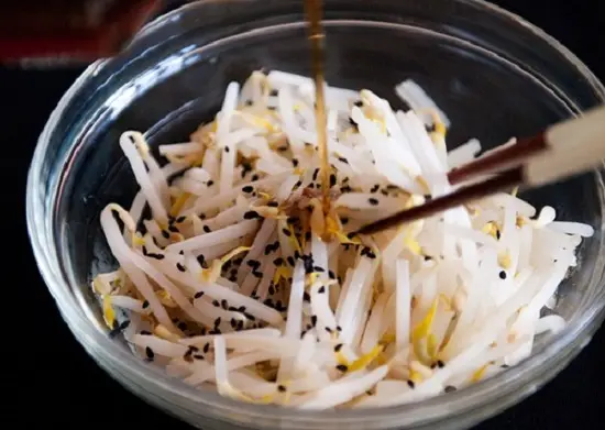 ướp nguyên liệu làm món cơm trộn Hàn Quốc (Bibimbap)