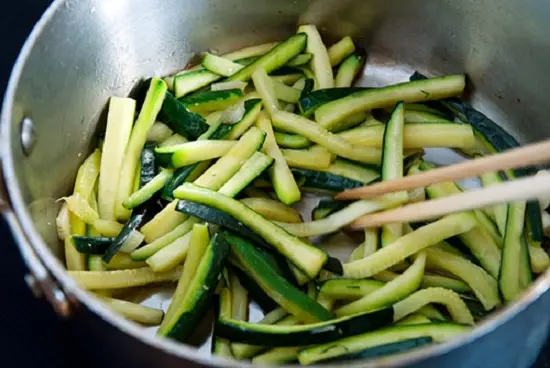 Xào rau cho món cơm trộn Hàn Quốc (Bibimbap)