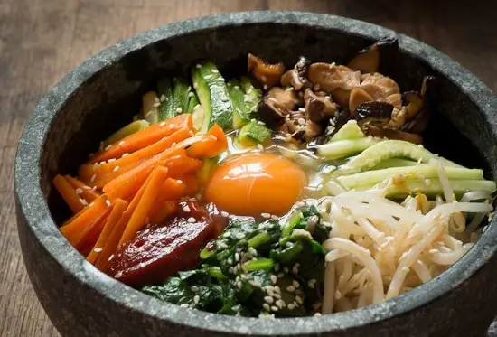 Bước cuối làm món cơm trộn Hàn Quốc (Bibimbap)