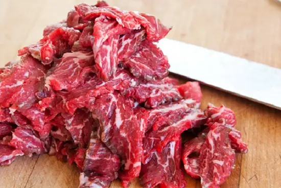 bắt đầu sơ chế nguyên liệu cho món cơm trộn Hàn Quốc (Bibimbap)