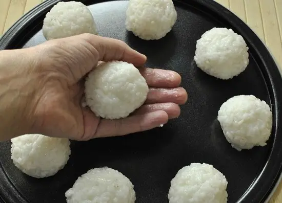 Cách làm cơm viên chiên giải quyết đồ thừa ngày hè 1