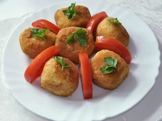 Cách làm cơm viên chiên giải quyết thức ăn thừa ngày hè