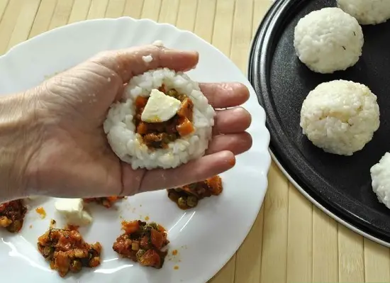 Cách làm cơm viên chiên giải quyết đồ thừa ngày hè 3