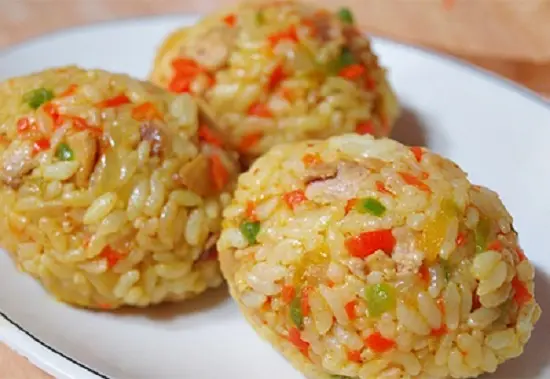 bọc cơm với xúc xích