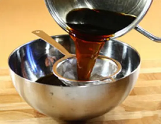 chắt nước cà phê vào bát