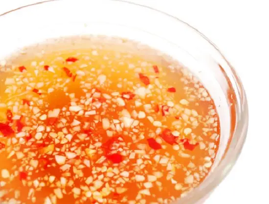 Pha nước mắm làm bún bò Nam Bộ