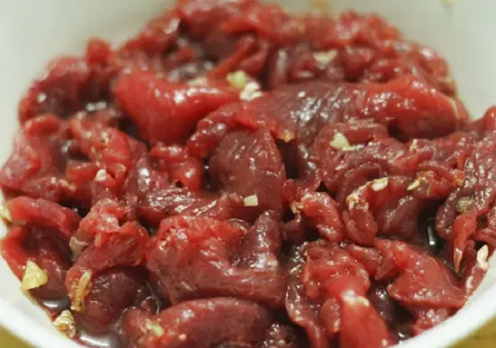 ướp thịt bò làm bún bò Nam Bộ