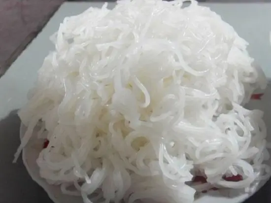 Cắt bún làm bún bò Nam Bộ