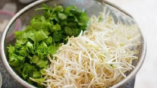 Thái rau sống làm bún bò Nam Bộ