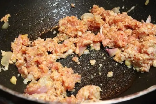 xào thịt để làm món đậu phụ xốt thịt và cà chua