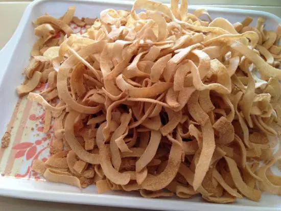 Cách làm dừa khô cho món chè thêm ngon