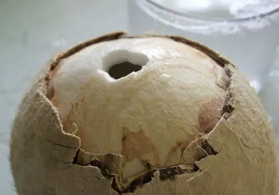Sơ chế nguyên liệu làm dứa khô-bước 1
