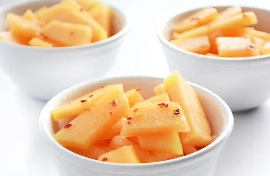 Cách làm dưa vàng dầm ớt chua ngọt ngon lạ