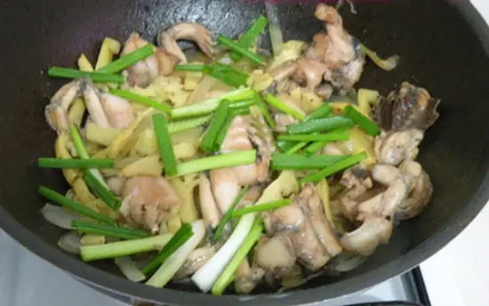 cach-lam-ech-xao-mang-cho-ngay-mua-rao-mat-lanh-5
