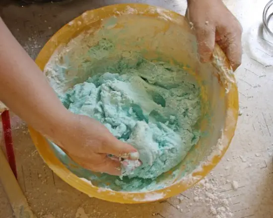 nhào kẹo cho thật nhuyễn
