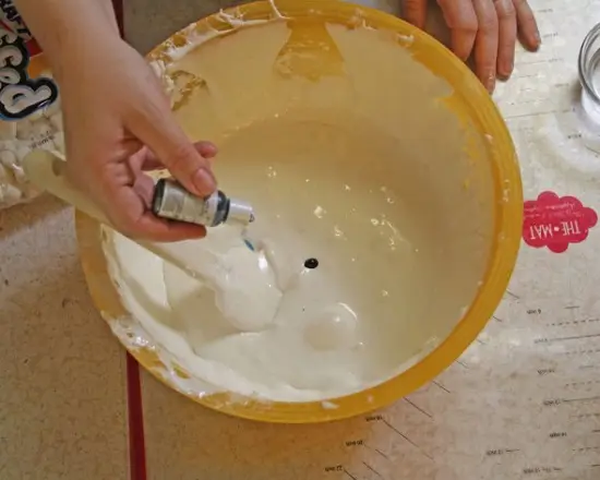 cho phẩm màu vào kẹo