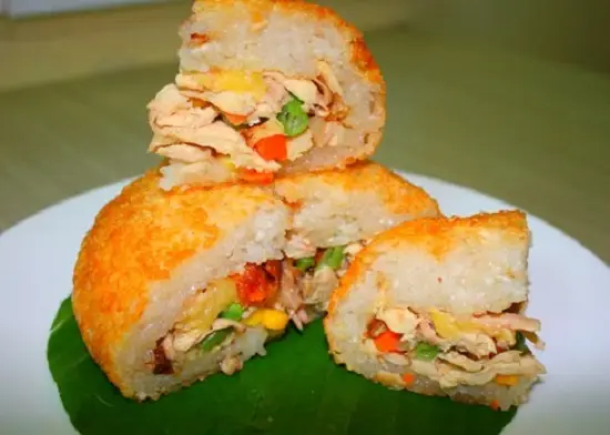 cắt xôi thành từng miếng nhỏ