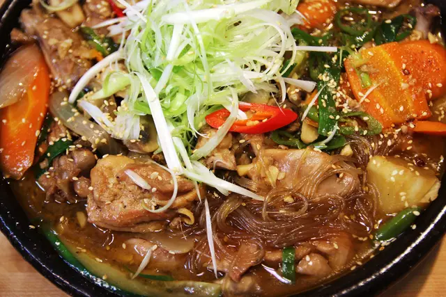 Cách làm gà hầm rau củ kiểu Hàn thơm ngon hết ý 1