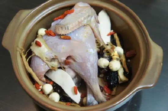 gà hầm thuốc bắc cách làm 1