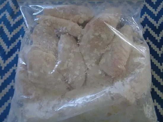 lăn gà với hỗn hợp trong túi nilon