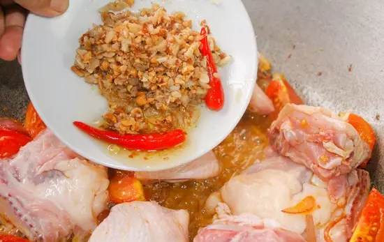 thêm thịt gà và hạnh nhân