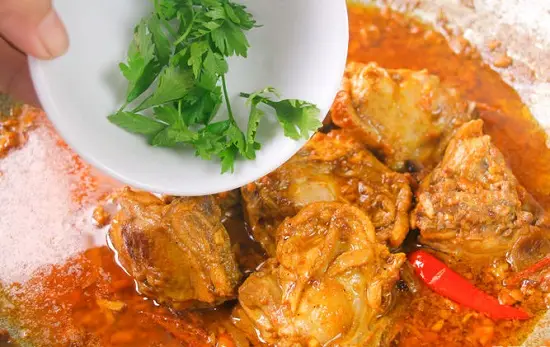 thêm lá rau mùi và lá bạc hà
