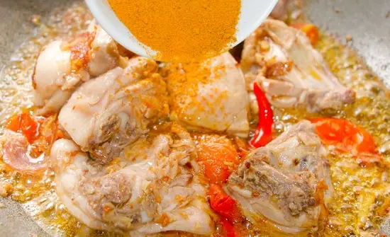 thêm bột Garam Masala vào thịt gà