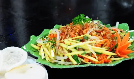 trang trí để gỏi xoài bò khô trông hấp dẫn