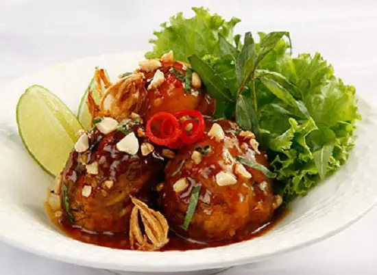 Cách làm hột vịt lộn rang me
