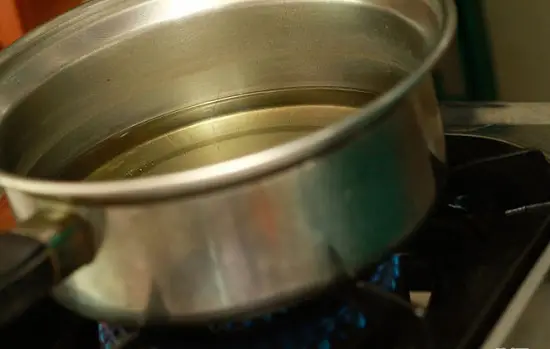đun sôi dầu ăn