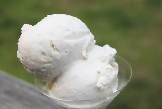 Cách làm kem caramel mặn không cần máy đánh kem 7