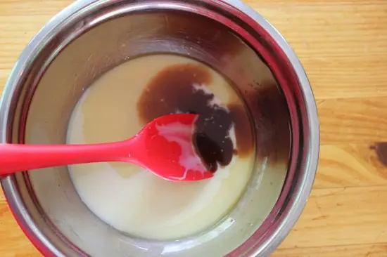 Cách làm kem caramel mặn không cần máy đánh kem 3