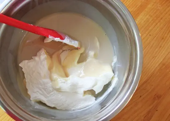 Cách làm kem caramel mặn không cần máy đánh kem 5
