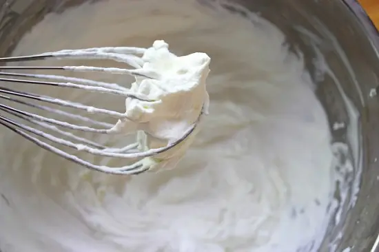 Cách làm kem caramel mặn không cần máy đánh kem 4