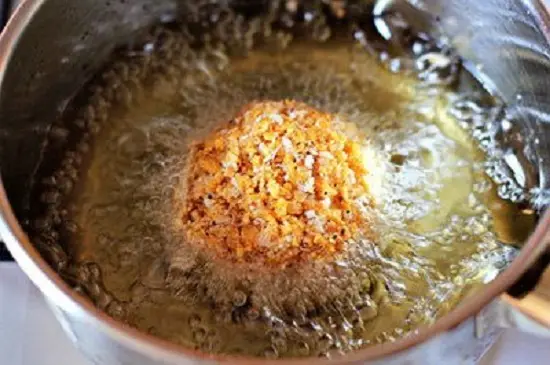 chiên kem trong chảo dầu