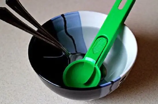 nhúng thìa vào nước ấm
