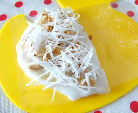 rắc đậu phộng và dừa lên