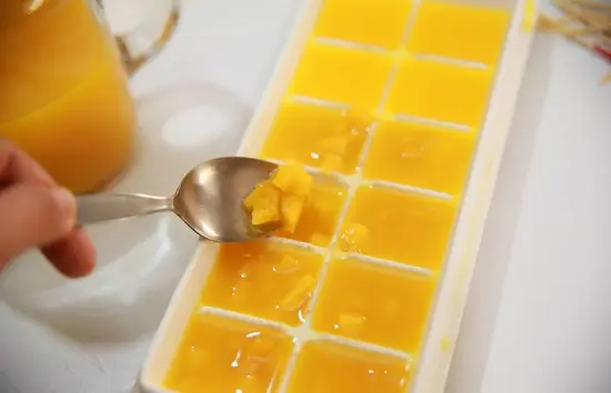 Hướng dẫn làm kem dứa đơn giản bằng khay đựng đá 3