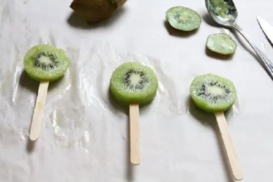 xiên que gỗ vào kiwi