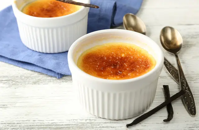 hoàn thành món kem nướng Creme Brulee
