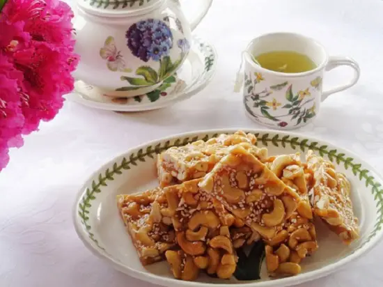 ăn kẹo với nước trà xanh