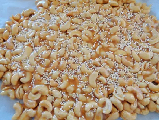 rắc vừng lên kẹo
