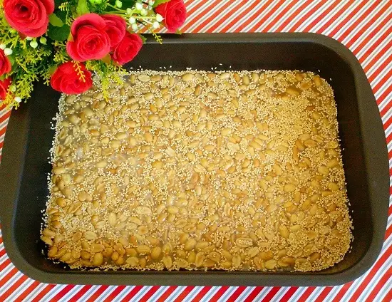 làm kẹo lạc vừng cán đều kẹo