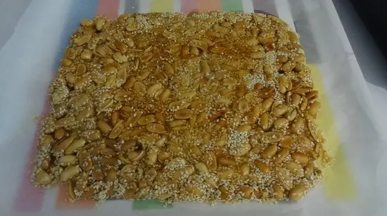làm kẹo lạc vừng đổ kẹo ra khay