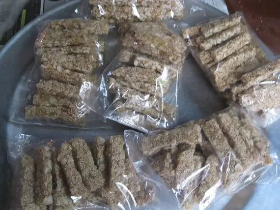 làm kẹo lạc vừng thành phẩm