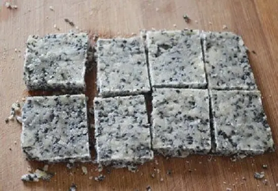 cắt kẹo mè đen