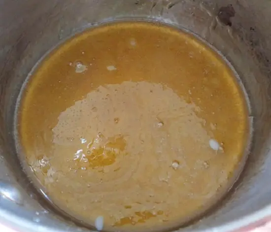 thêm mật ong làm kẹo mè xửng
