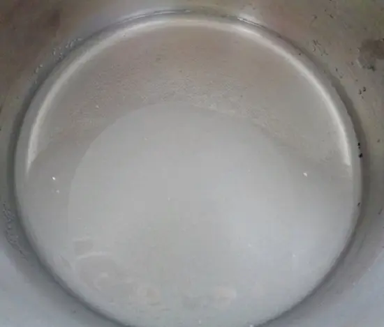 đun nước đường làm kẹo mè xửng
