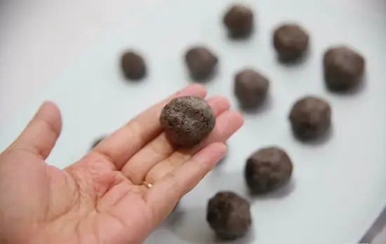 nặn bánh thành những viên kẹo nhỏ